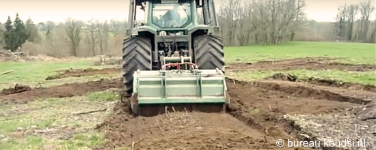 Aleven-boomverzorging klepelt met deze machine alles boven de grond kapot en freest vervolgens diep door de grond.